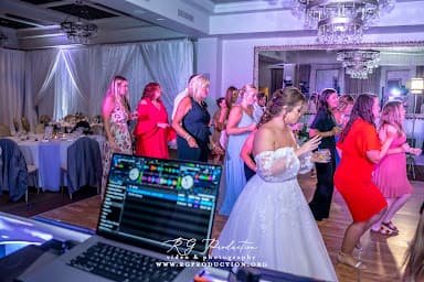 First Class Entertainment - Wedding DJ